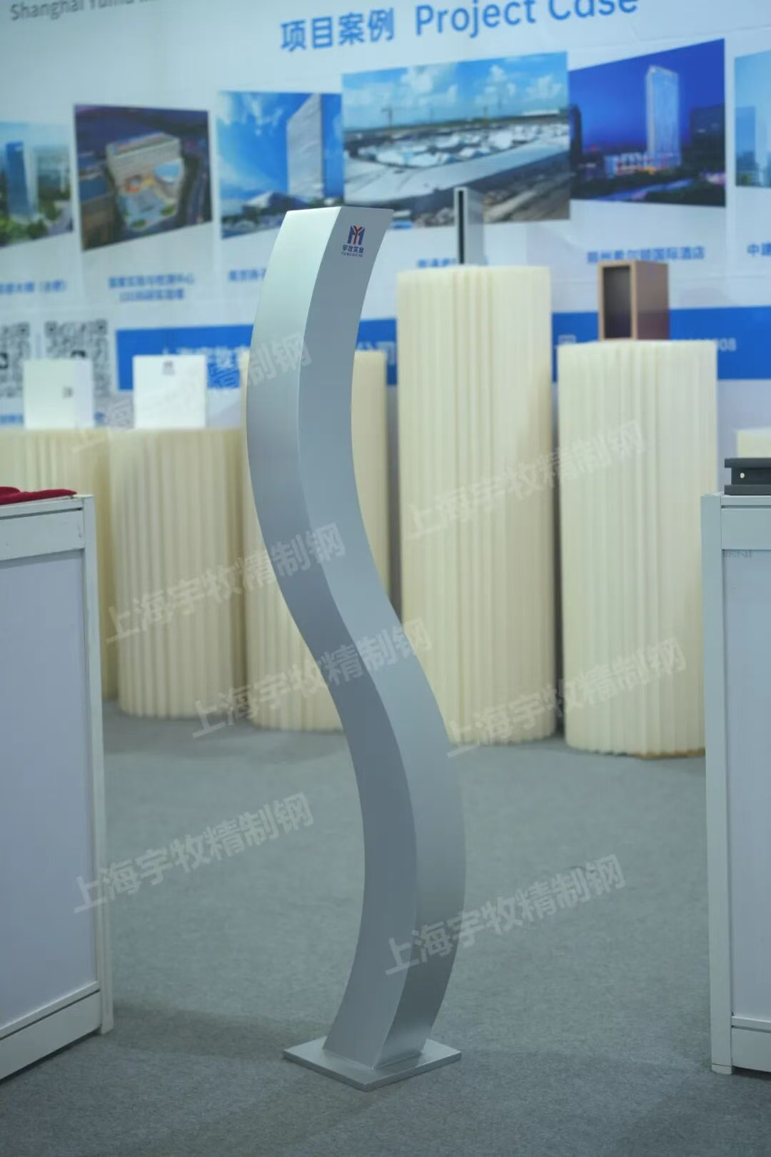 双曲造型的精制钢立柱